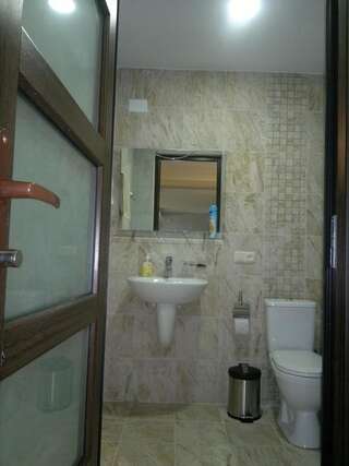 Гостевой дом AskHouse Ереван Трехместный номер с общей ванной комнатой-1